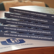 książka na tle logo UG